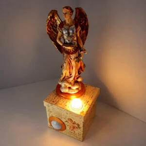 Lámpara Arcángel Gabriel con iluminación encendida