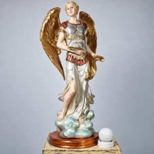 Detalle de la figura y acabados de la lámpara Arcángel Gabriel