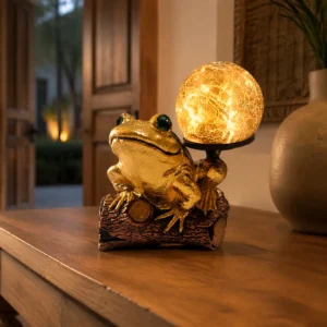 Rana dorada solar encendida con luz LED cálida en un interior elegante